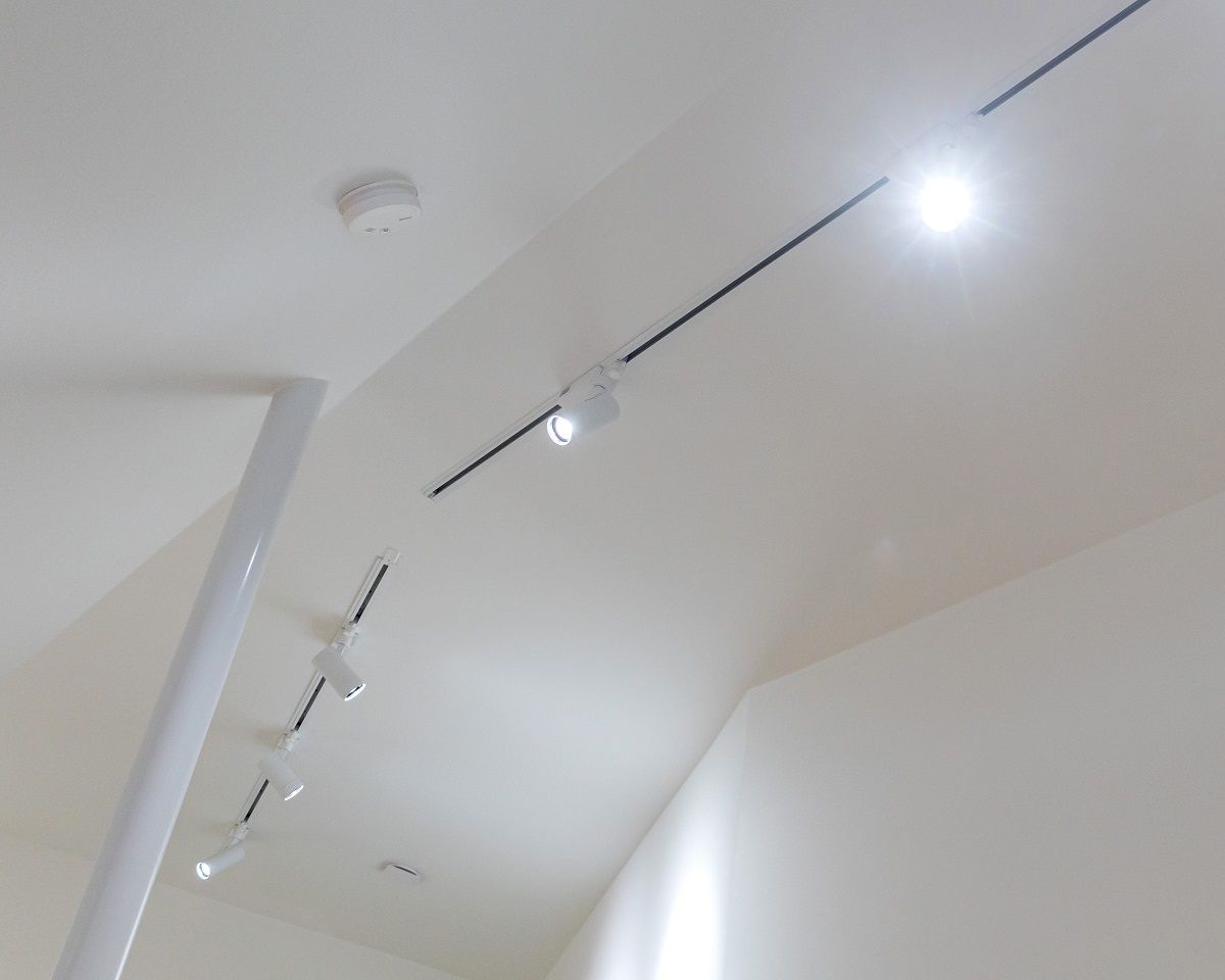 L'illuminazione a binario FOKUS in un binario trifase come soluzione per alte luci.